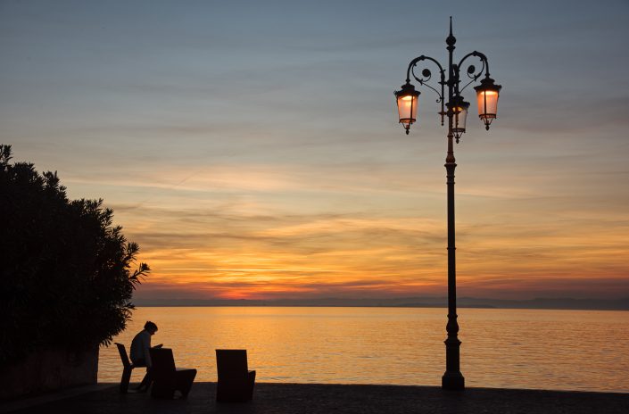 Italien, Lazise, Sonnenuntergang am Gardasee