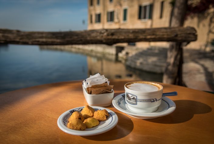 Cappuccino am Gardasee an der Punta San Vigilio