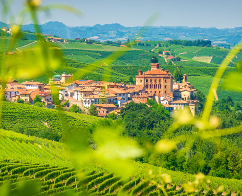 Barolo, ein Weindorf im Piemont, Ziel einiger Wanderungen