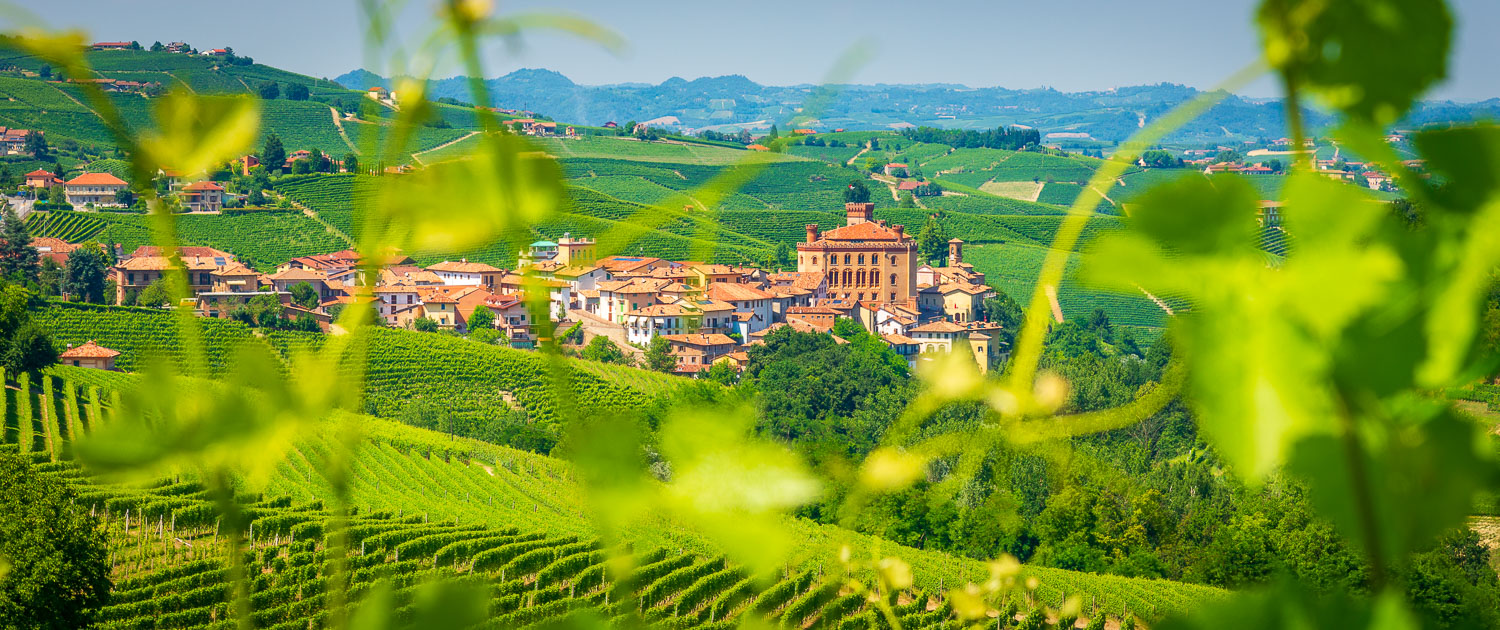 Barolo, ein Weindorf im Piemont, Ziel einiger Wanderungen