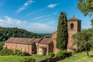 Wandern bei der romanischen Abtei von Vezzolano im Piemont