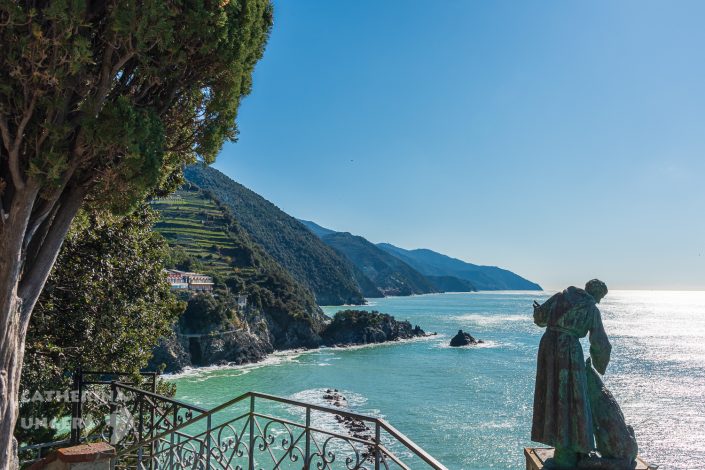 Ausblick von Monterosso ueber das Meer der Cinque Terre
