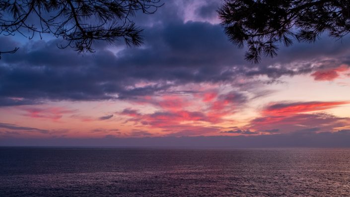 Sonnenuntergang ueber dem Meer in den Cinque Terre