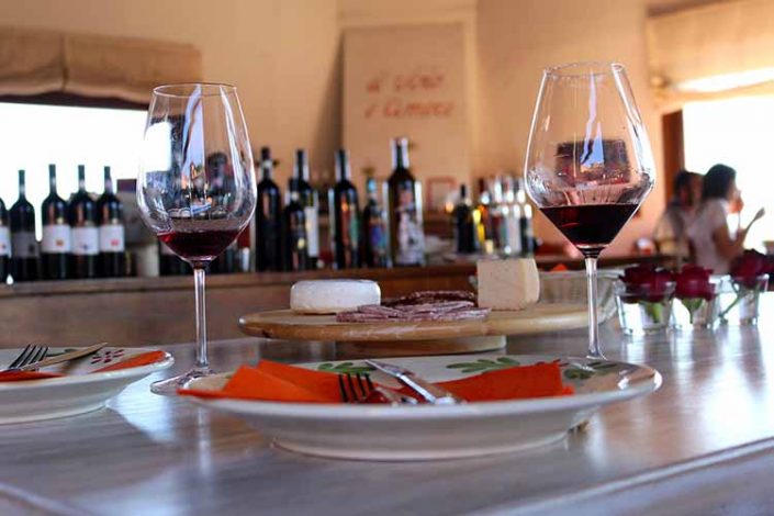 Weinverkostung in der Tenuta Tenaglia im Monferrato