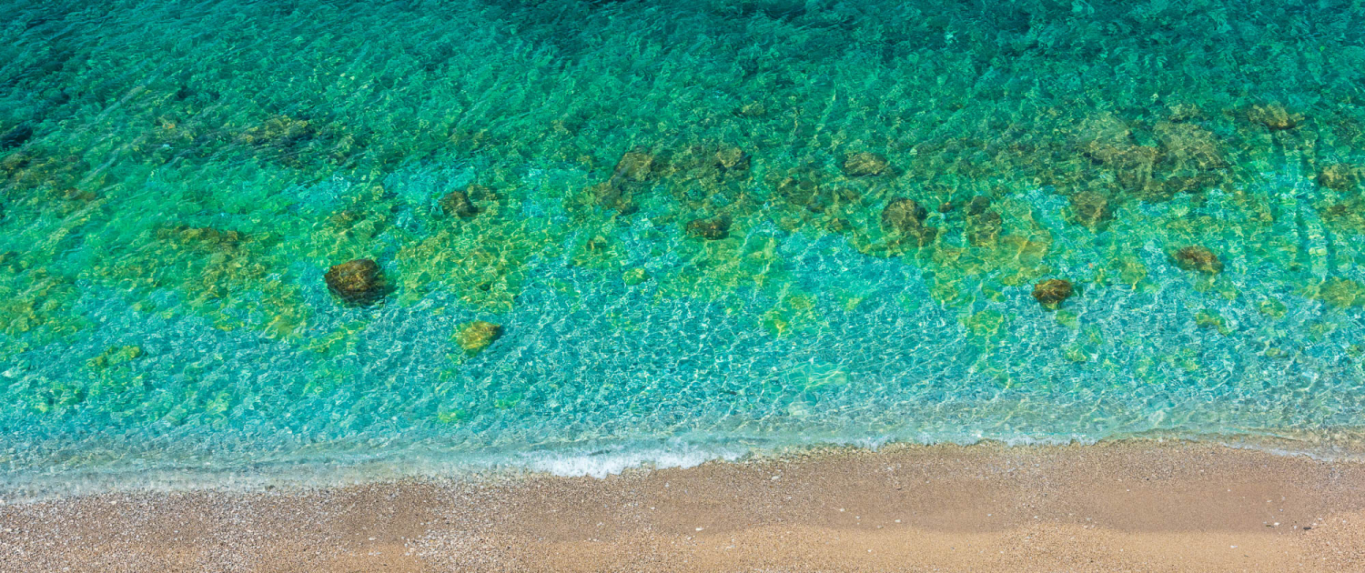 Blick auf den Strand von Capri, der nach der Wanderung zum Baden einlädt