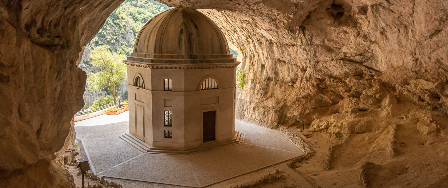 Der Tempel des Valadier in den Marken im Apennin bei den Höhlen von Frasassi