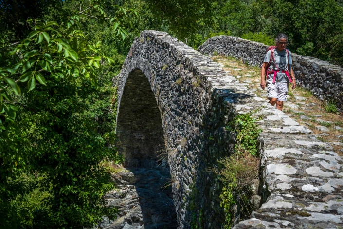 Wandern auf der Frankenstrasse in der Lunigiana, eine mittelalterliche Brücke