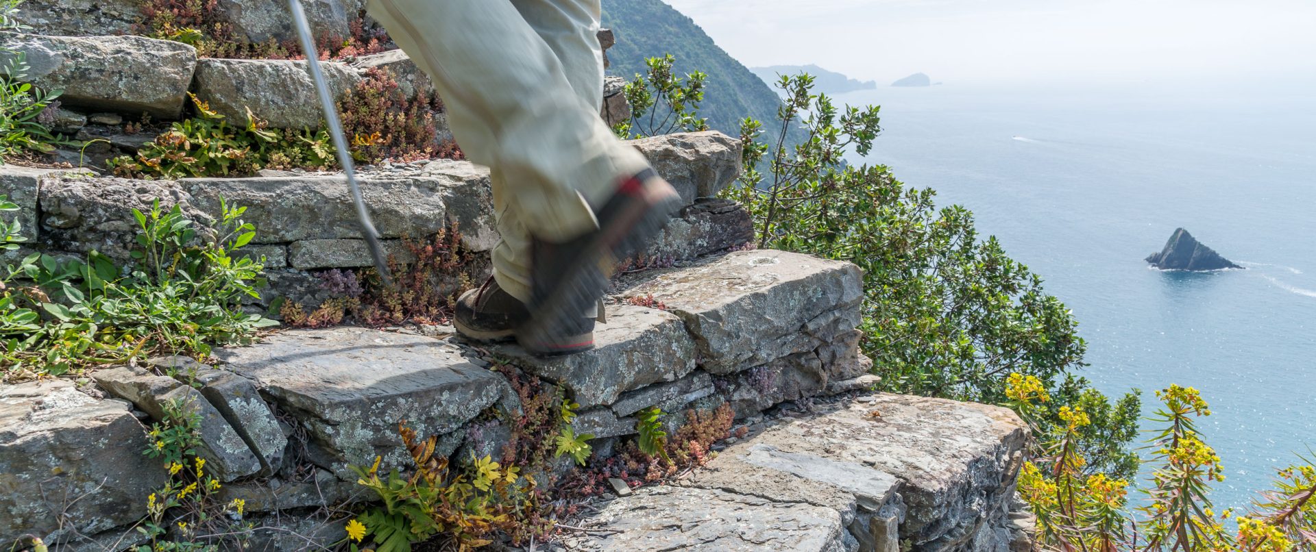 Wandern in den Cinque Terre, Wanderreise mit Meerblick. Treppen bei Monesteroli
